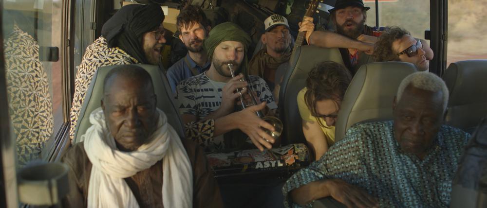 Kultureller Dialog als Roadmovie: Die Musiker des Omniversal Earkestra begeben sich auf die Spuren des „Sound of Mali“.