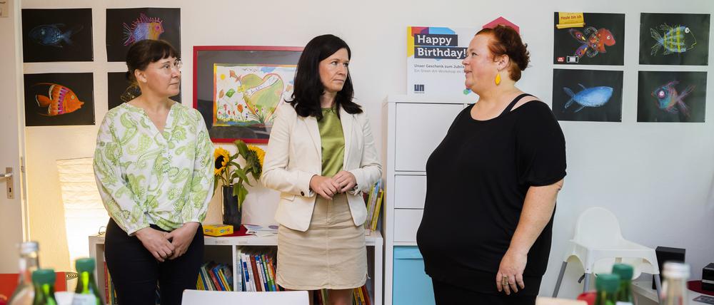  Katharina Günther-Wünsch (CDU, M), Berliner Senatorin für Bildung, Jugend und Familie, unterhält sich mit Dorthe Kreckel (r), Teamleitung «Offene Familienwohnung», und Tanja Franzke (CDU, l), Bezirksstadträtin Spandau, bei einem Besuch einer Offenen Familienwohnung in Berlin-Spandau. 