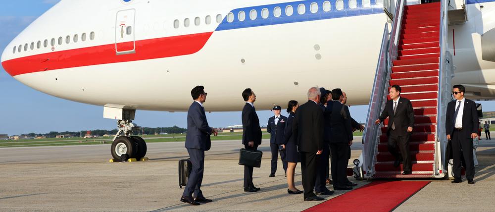 Yoon Suk Yeol (2.v.r.), Präsident von Südkorea, trifft auf der Joint Base Andrews in Maryland ein, um am nächsten Tag mit US-Präsident Biden und dem japanischen Premierminister Kishida auf dem Präsidentengelände Camp David zu einem Gipfel zusammenzukommen.