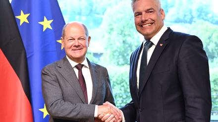 Bundeskanzler Olaf Scholz (links) und sein österreichischer Amtskollege Karl Nehammer am Freitag in Salzburg. 