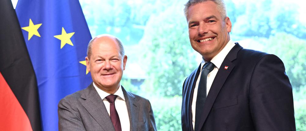 Bundeskanzler Olaf Scholz (links) und sein österreichischer Amtskollege Karl Nehammer am Freitag in Salzburg.