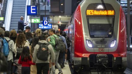 Auch an Pfingsten drängten sich zahlreiche Menschen am Hauptbahnhof in einen Regionalzug der Linie RE5 nach Rostock. 