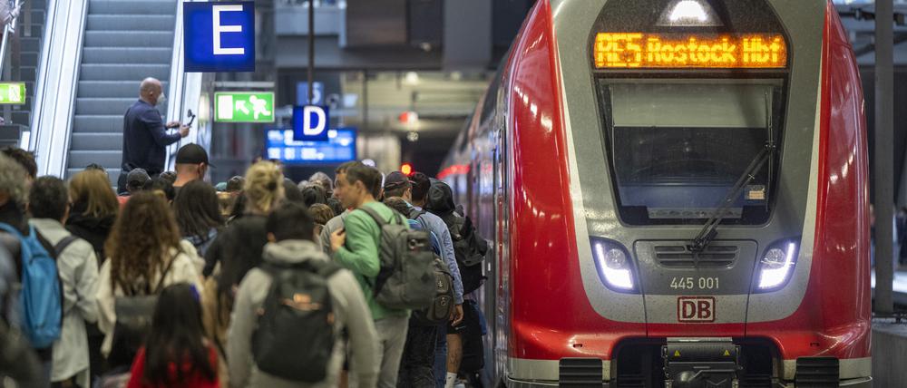 Auch an Pfingsten drängten sich zahlreiche Menschen am Hauptbahnhof in einen Regionalzug der Linie RE5 nach Rostock.