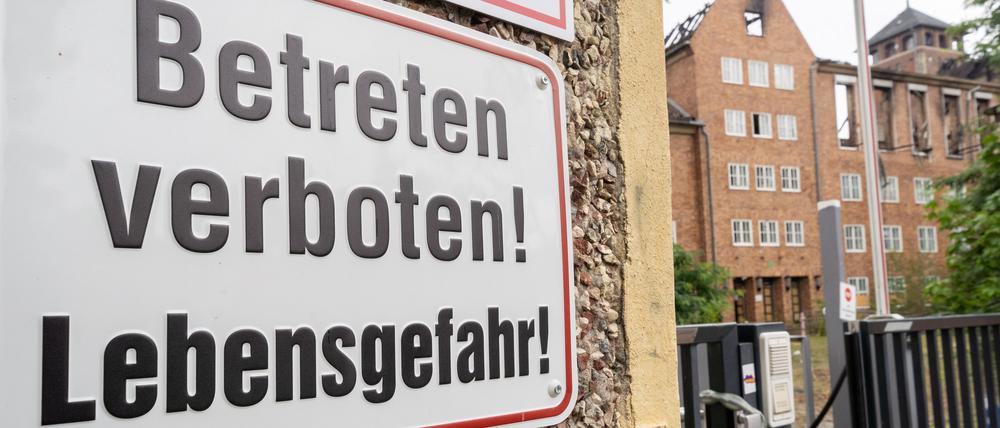 Betreten verboten. Nach dem Feuer im ehemaligen Landtagsgebäude in Potsdam herrscht Lebensgefahr, weil das Gebäude einstürzen könnte.