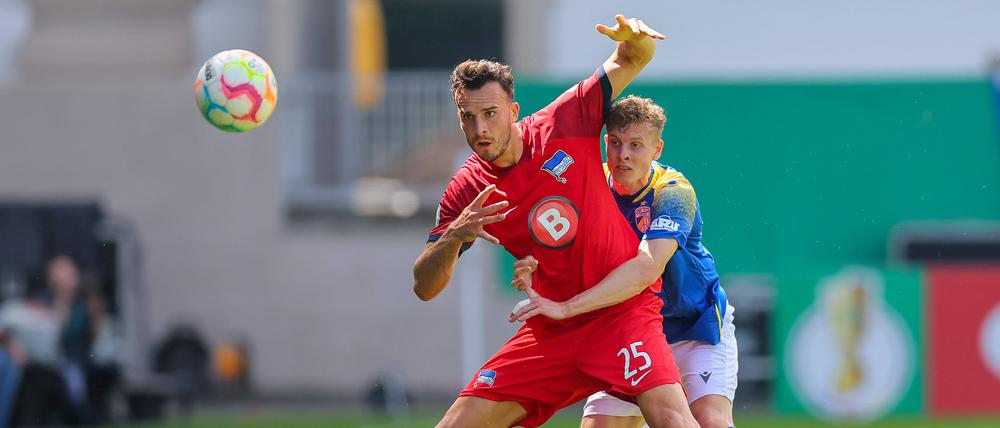 Groß, wuchtig, durchsetzungsstark. Haris Tabakovic (vorne) weiß sich zu behaupten.