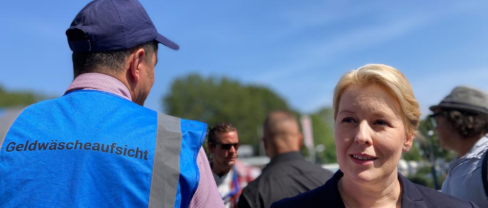 Franziska Giffey bei einem Verbundeinsatz in Neukölln.