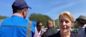 Franziska Giffey bei einem Verbundeinsatz in Neukölln.