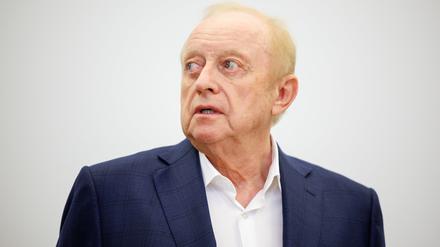 Bayern, München: Alfons Schuhbeck, Koch und Unternehmer, steht vor Prozessbeginn als Angeklagter im Gerichtssaal im Landgericht München I.
