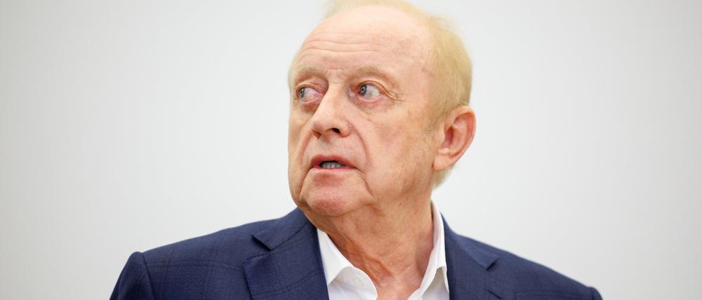 Bayern, München: Alfons Schuhbeck, Koch und Unternehmer, steht vor Prozessbeginn als Angeklagter im Gerichtssaal im Landgericht München I.