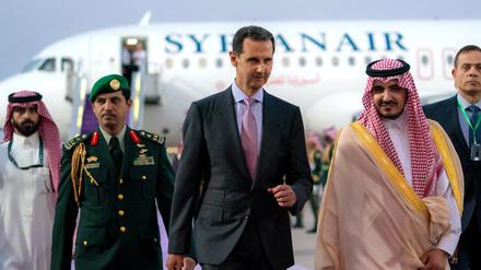 Der stellvertretende Emir von Mekka, Prinz Badr bin Sultan bin Abdulaziz (R), empfängt den syrischen Präsidenten Bashar al-Assad in Dschiddah am Vorabend des Gipfels der Arabischen Liga am 18. Mai 2023.