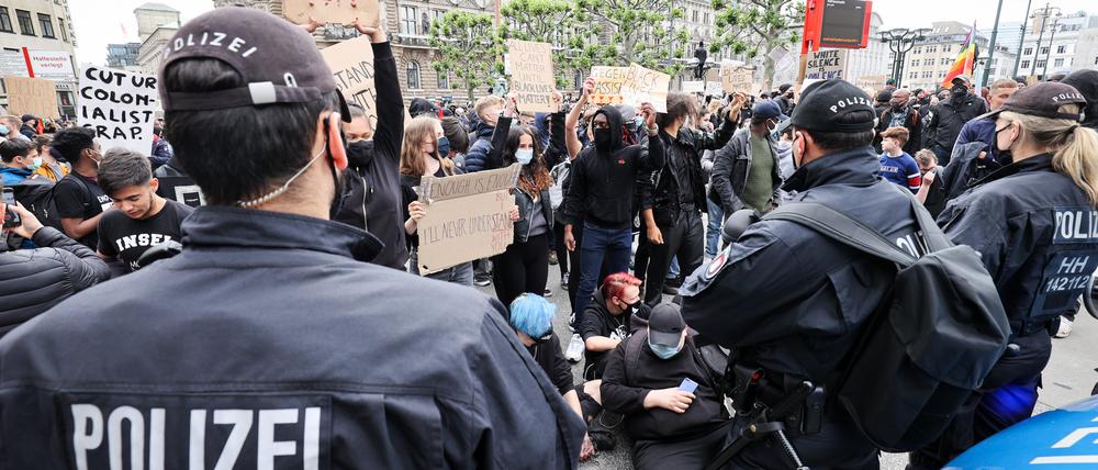 Polizeikräfte bei einer Demonstration gegen Rassismus und Polizeigewalt 2020 in Hamburg.