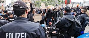 Polizeikräfte bei einer Demonstration gegen Rassismus und Polizeigewalt 2020 in Hamburg.