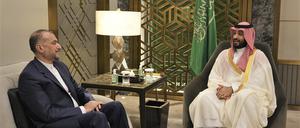 Bei dem Treffen hätten der saudische Kronprinz und der iranische Außenminister Möglichkeiten der künftigen Zusammenarbeit ihrer Länder ausgelotet.