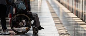 Rollstuhlfahrer haben es an Bahnhöfen nicht leicht.