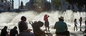 Münchner genießen am 10. August 2023 die Abendsonne am Stachusbrunnen.