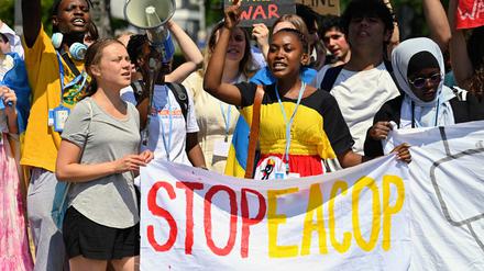 Die Klimaaktivistinnen Greta Thunberg (l.) und Patience Nabukalu nehmen an einer Demonstration von Fridays for Future gegen eine geplante Öl-Pipeline in Ostafrika teil.