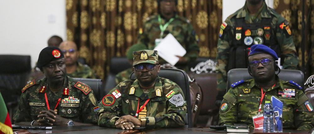 Ghanas Vizeadmiral Seth Amoama (M) flankiert von Generalleutnant Yankuba Drammeh aus Gambia (l) und General Lassina Doumbia von der Elfenbeinküste hören während der außerordentlichen Sitzung des ECOWAS-Ausschusses der Chefs des Verteidigungsstabs in Accra, Ghana zu.