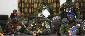 Ghanas Vizeadmiral Seth Amoama (M) flankiert von Generalleutnant Yankuba Drammeh aus Gambia (l) und General Lassina Doumbia von der Elfenbeinküste hören während der außerordentlichen Sitzung des ECOWAS-Ausschusses der Chefs des Verteidigungsstabs in Accra, Ghana zu. 