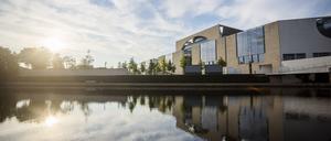Das Bundeskanzleramt spiegelt sich am Morgen in der Spree.