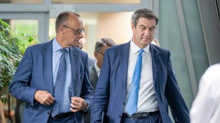 Friedrich Merz (l), CDU-Vorsitzender, und Markus Söder, CSU-Parteivorsitzender, gehen nach der gemeinsamen Präsidiumssitzung von CDU und CSU zur abschließenden Pressekonferenz. 
