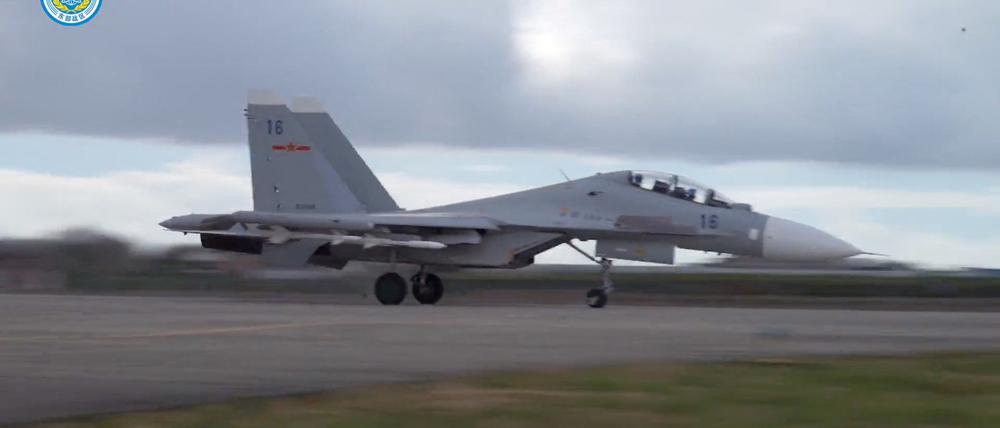 Als Reaktion auf einen Zwischenstopp des taiwanischen Vizepräsidenten in den USA hat China erneut Militärübungen in der Nähe Taiwans abgehalten.