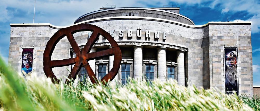 Außenaufnahme der Vorderseite der Volksbühne Berlin in der Linienstraße 227.