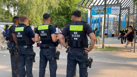 Polizisten stehen am 09.07.2023 vor dem Eingang des Sommerbad in Neukölln.