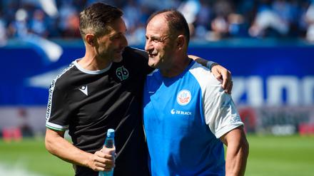 Hannovers Trainer Stefan Leitl (l.) konnte gegen Hansa Rostock den ersten Saisonsieg einfahren.