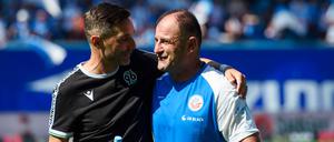 Hannovers Trainer Stefan Leitl (l.) konnte gegen Hansa Rostock den ersten Saisonsieg einfahren.
