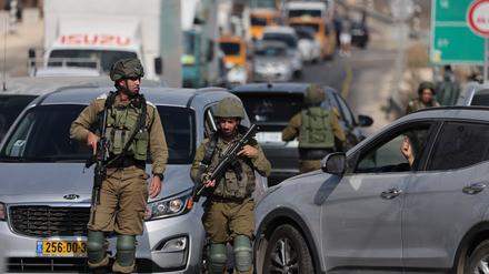 Mitglieder der israelischen Armee blockieren eine Straße nach einem mutmaßlichen Anschlag nahe der palästinensischen Stadt Huwara im Westjordanland.