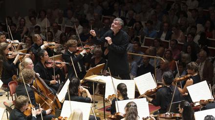 Johannes Gustavsson dirigiert das Ungdomssymfonikerne.