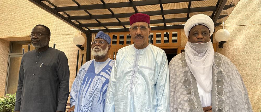 Mousa Tourey (l-r), Präsident der ECOWAS-Kommission, General Abdulsalami Abubakar, der ECOWAS-Sondergesandte für die Republik Niger, Mohamed Bazoum, der gestürzte nigrische Präsident und Alhaji Muhammad Saad Abubakar III., der Sultan von Sokoto, posieren in Niamey, Niger.