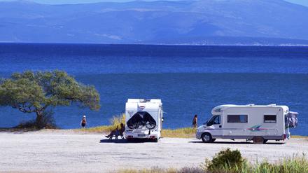 Wohnmobile an einem Strand auf dem Peloponnes in Griechenland.
