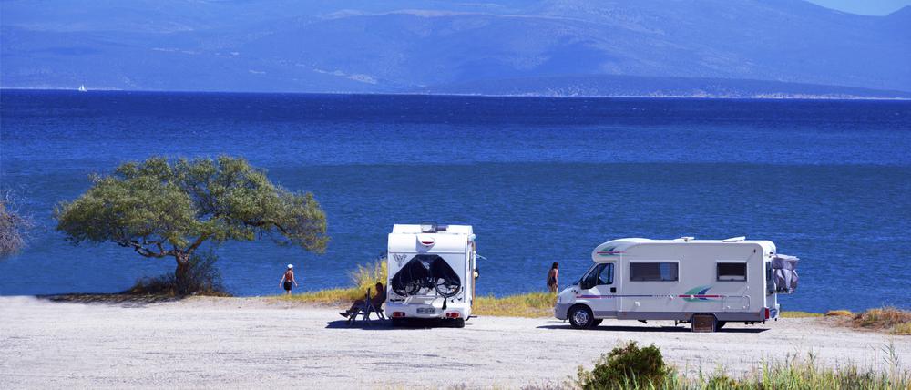 Wohnmobile an einem Strand auf dem Peloponnes in Griechenland.