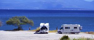 Wohnmobile an einem Strand auf dem Peloponnes in Griechenland.