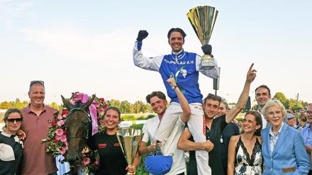 Micha Brouwer feiert seinen Triumph im Stutenderby.