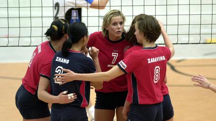 Von links: Jingkun Zhang, Anja-Nadin Pietrek und Nadejda Zabavina während einer Besprechung.