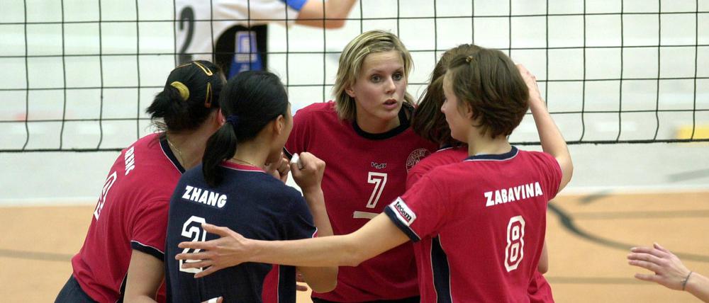 Von links: Jingkun Zhang, Anja-Nadin Pietrek und Nadejda Zabavina während einer Besprechung.