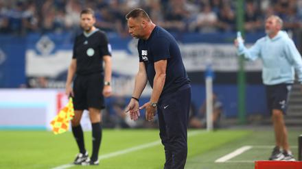 Mit hängenden Schultern. Pal Dardai konnte sich beim Spiel in Hamburg in seiner grundsätzlichen Skepsis bestätigt fühlen.