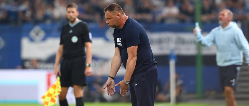 Mit hängenden Schultern. Pal Dardai konnte sich beim Spiel in Hamburg in seiner grundsätzlichen Skepsis bestätigt fühlen.