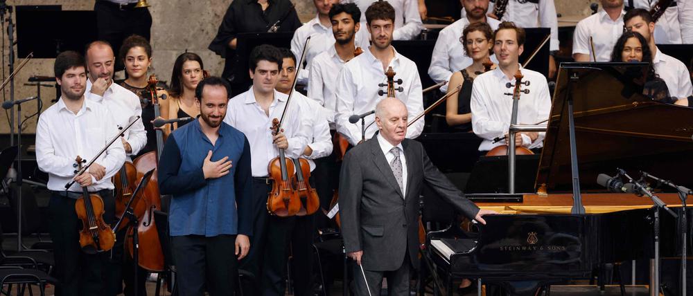Igor Levit und Daniel Barenboim vor dem West-Eastern Divan Orchestra.