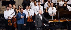  Igor Levit und Daniel Barenboim vor dem West-Eastern Divan Orchestra.