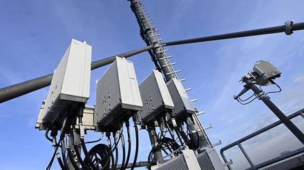Ein 5G-Mobilfunkmast von Vodafone steht auf einem Hochhaus. (Symbolbild)