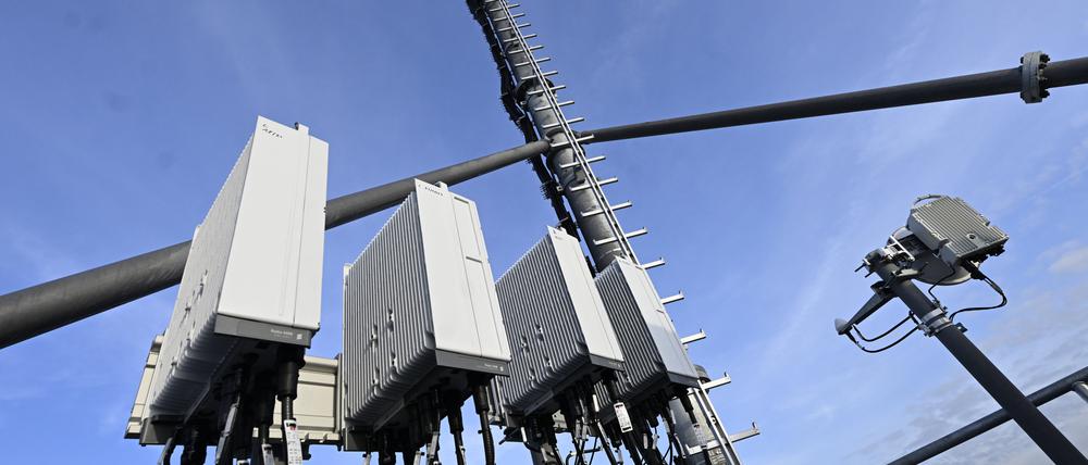 Ein 5G-Mobilfunkmast von Vodafone steht auf einem Hochhaus. (Symbolbild)