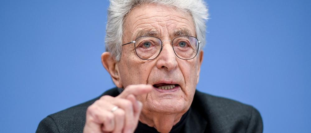 Gerhart Baum, Bundesminister a. D, spricht auf einer Pressekonferenz.