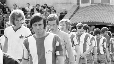 Lorenz Horr führt die Mannschaft von Hertha BSC als Kapitän aufs Feld.