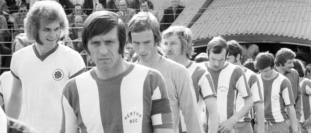 Lorenz Horr führt die Mannschaft von Hertha BSC als Kapitän aufs Feld.