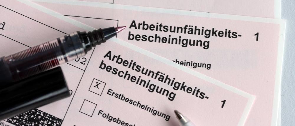 Ein im Sommer vom Bundestag beschlossenes Gesetz von Gesundheitsminister Karl Lauterbach (SPD) sieht vor, dass Krankschreibungen per Telefon dauerhaft möglich werden sollen.