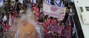 Israelis halten Plakate und Fahnen, währende sie gegen die Justizreform des israelischen Premierministers Netanjahu protestieren.
