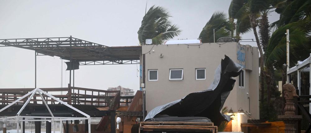 Regen und Windböen des Hurrikans „Hilary“ erreichen Cabo San Lucas im mexikanischen Bundesstaat Baja California.